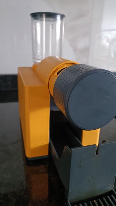 Máquina de café e suporte Delta Q