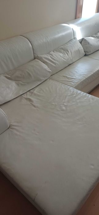 Sofá com puf e pés em inox