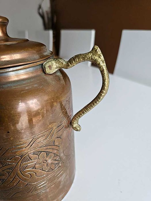 Bule antigo de cobre e latão