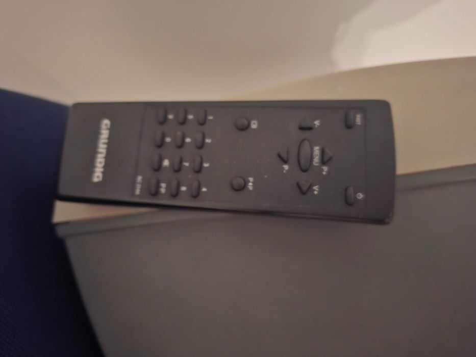 Televisão antiga Grundig com comando