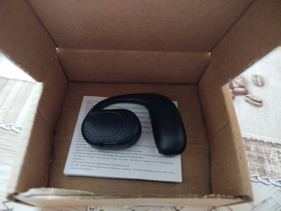 Один безпровідний блютуз навушник.