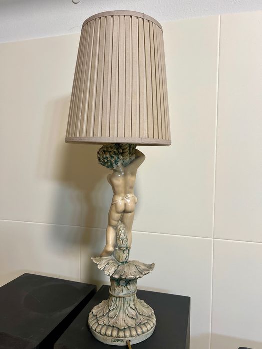 Candeeiro de mesa vintage com menino anjo
