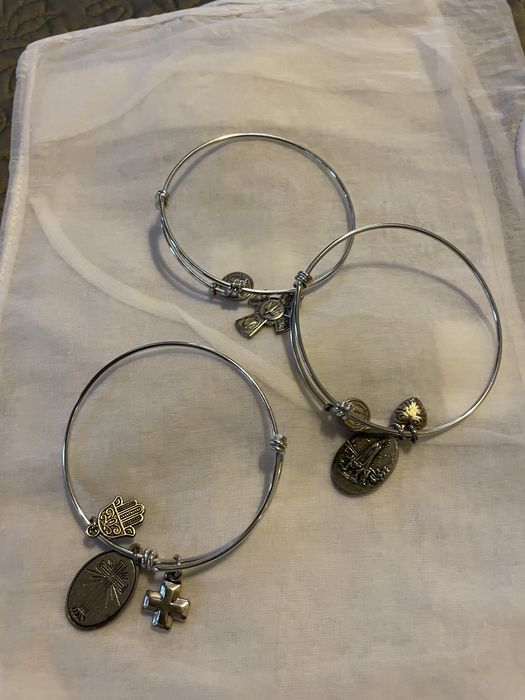 3 pulseiras com medalhas