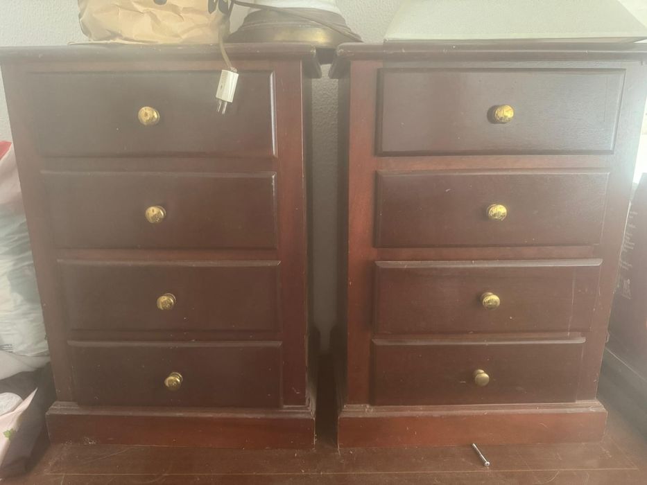 Vendo comoda e 2 mesas de cabeceira