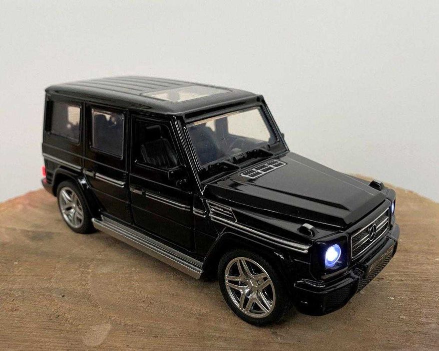Модель автомобіля Mercedes AMG G65, чорна