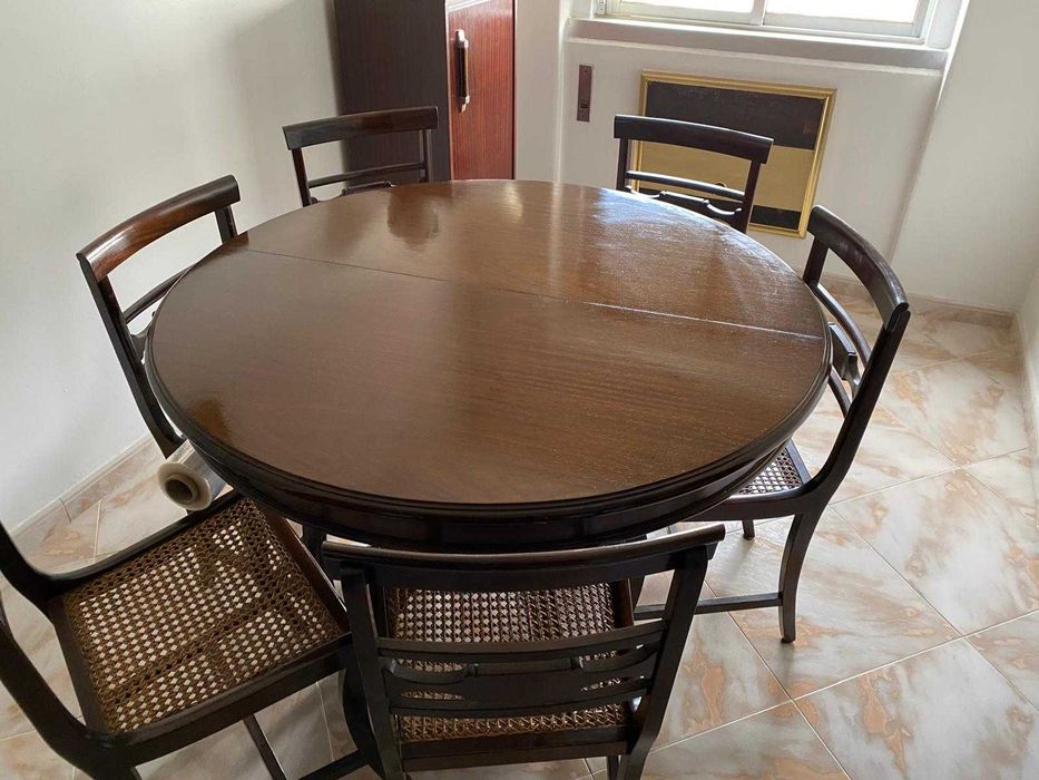 Mesa de jantar com seis cadeiras