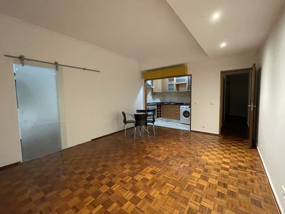 T1 Lumiar Quinta Lavadeiras, excelente, kichenett equipada, vista desafogada.  950€