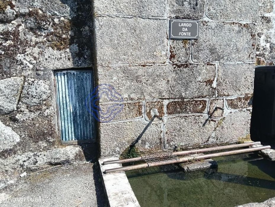 Moradia  na Região do Douro á venda  para recuperar em Coura Armamar