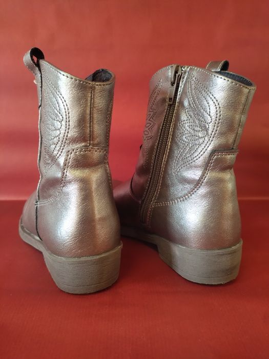 Botas tam. 31 com oferta gorro