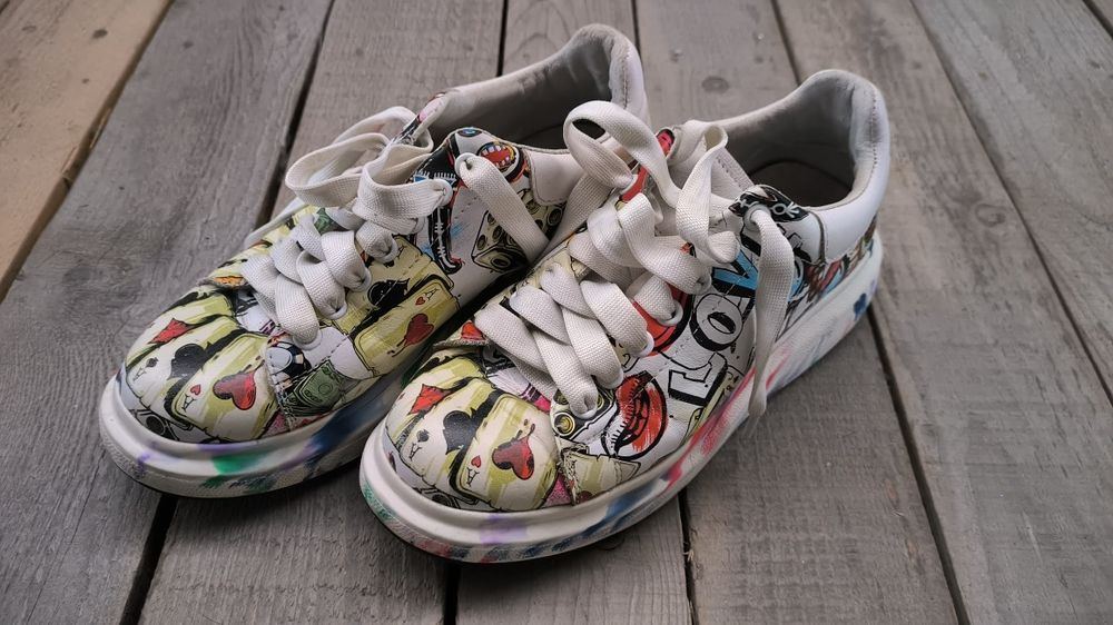 Кросівки з яскравим принтом