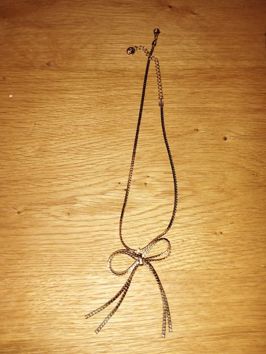 Colar dourado com laço