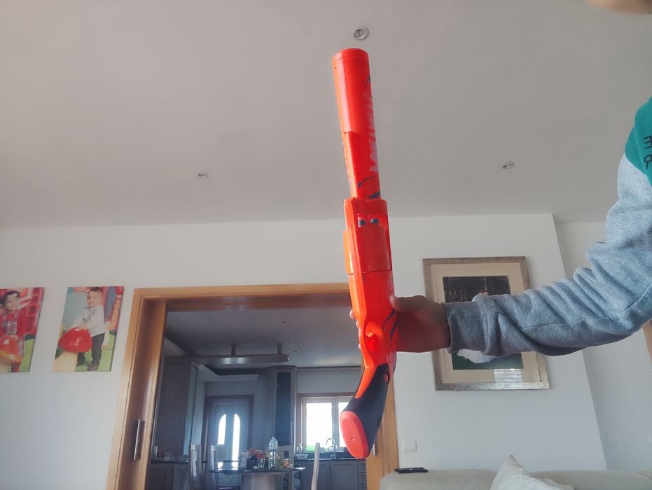 Pistola Nerf laranja com listas azuis