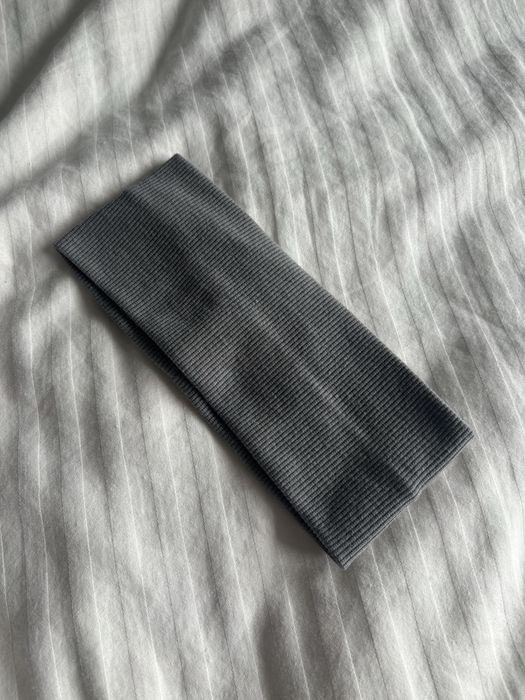 Nowa prążkowana szara opaska na głowę