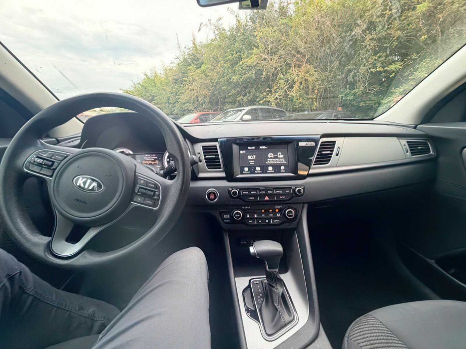 Kia Niro LX      2018