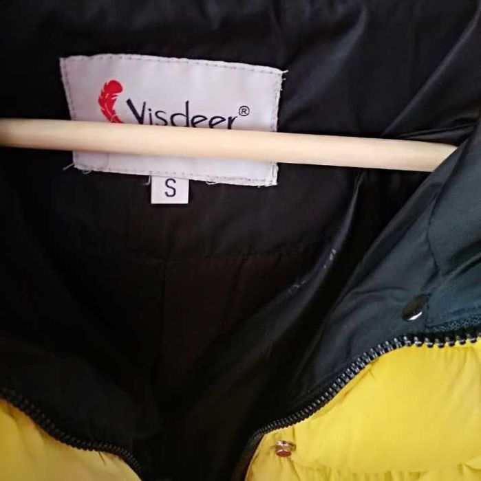 Яркий зимний пуховик.