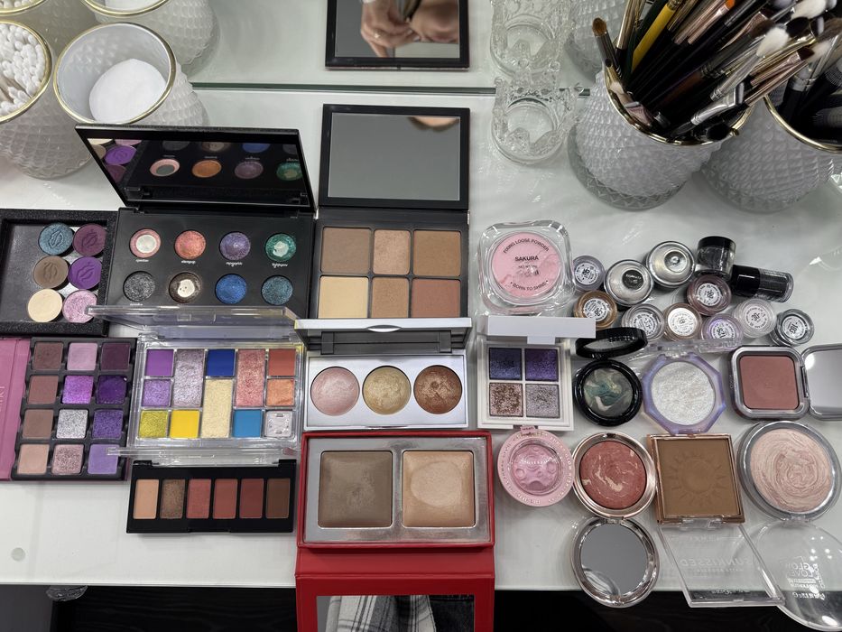 Професійна косметика для макіяжу.