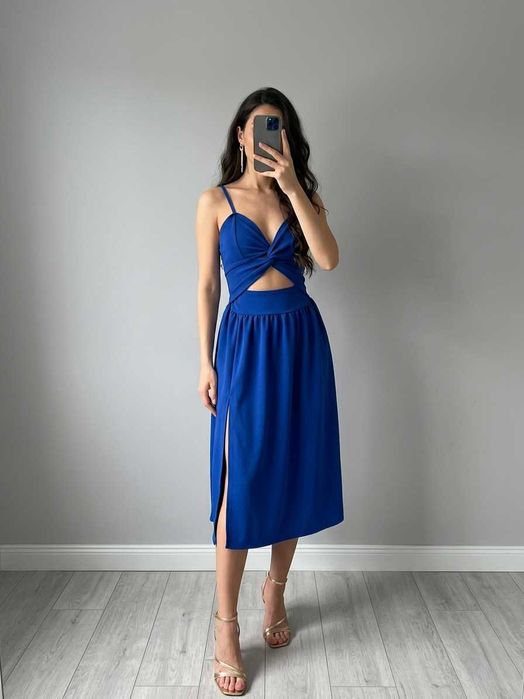 chabrowa sukienka z wycięciem