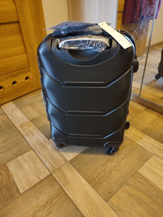 Nowa czarna walizka podróżna