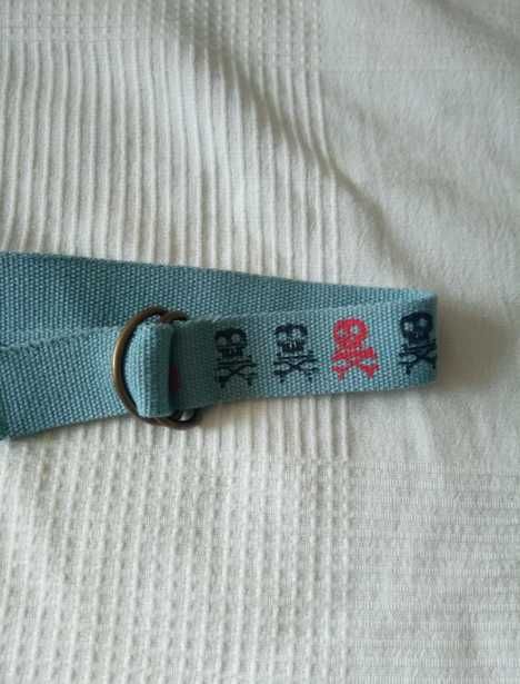 Niebieski pasek w kolorowe czaszki