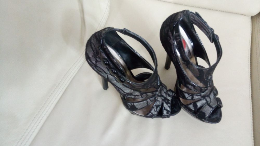 Sapatos de verniz e renda 35