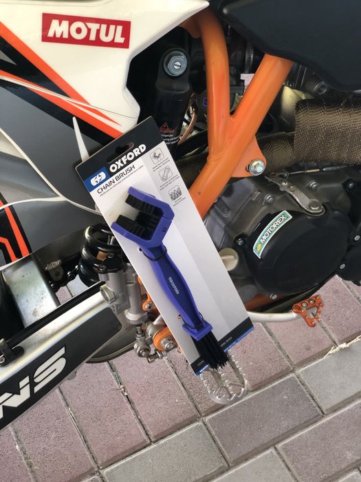 Шётка для цепи мотоцикла