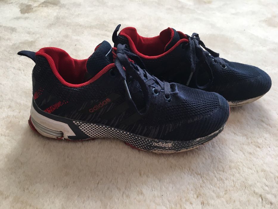 Кроссовки Adidas.