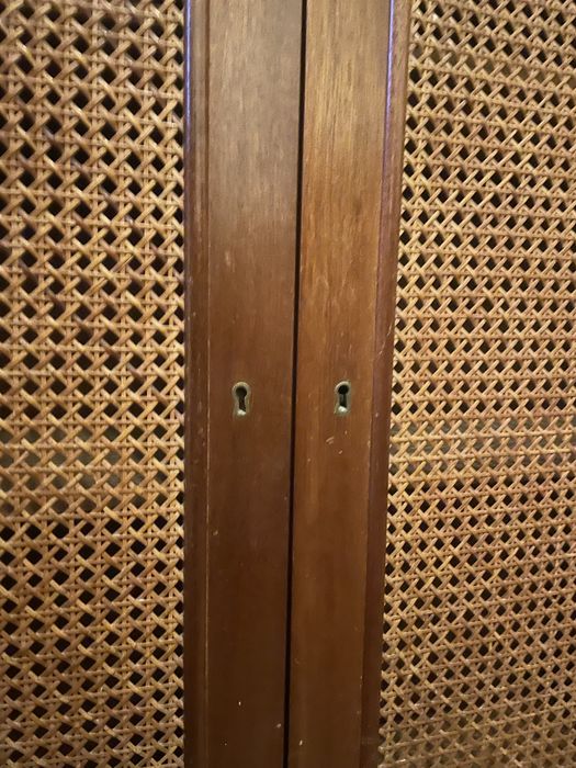 Sapateira antiga, móvel em madeira e palhinha