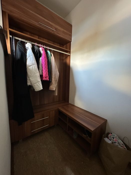 Szafa na kurtki garderobe.