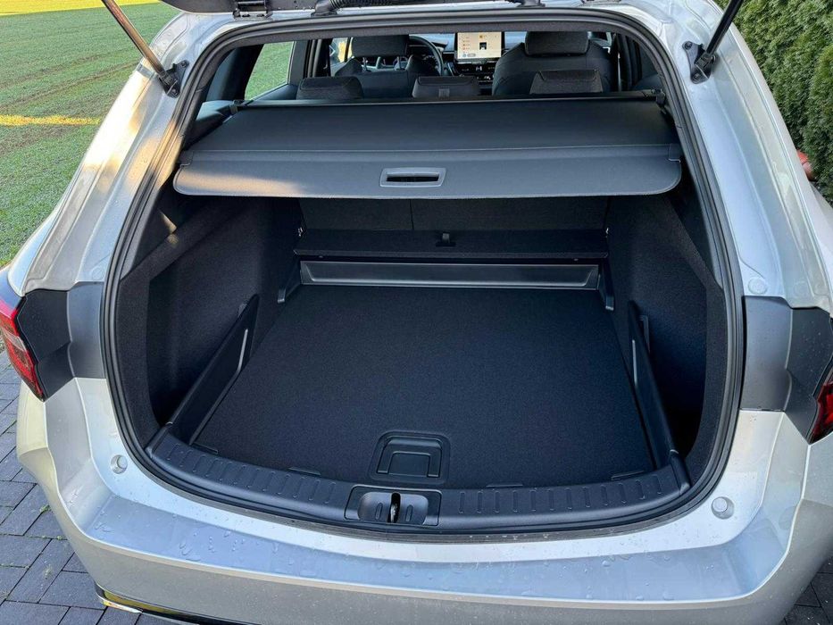 Wynajem samochodu Toyota Corolla hybrid kombi wynajem busa 9 osobowego