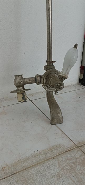 Torneira e chuveiro antigo