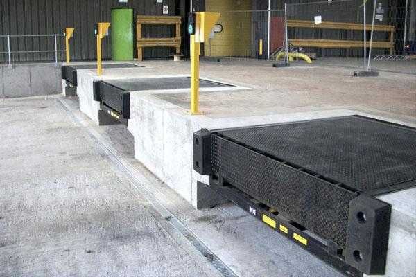 Урівнювальні платформи з поворотною апареллю (доклевелери)