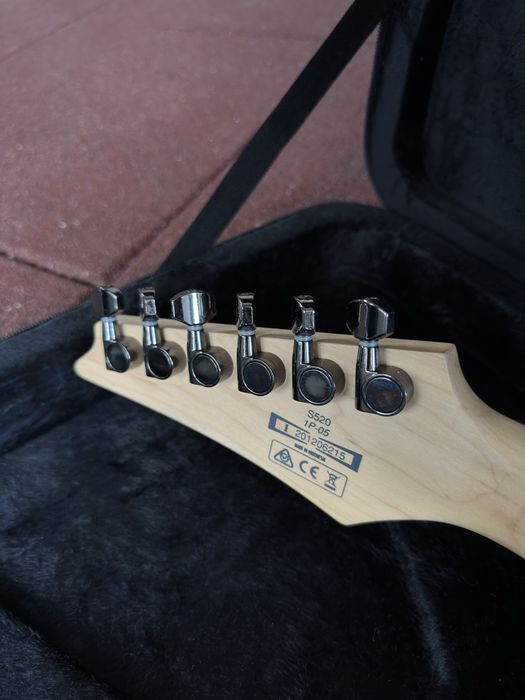 Guitarra Ibanez S520-WK + Estojo