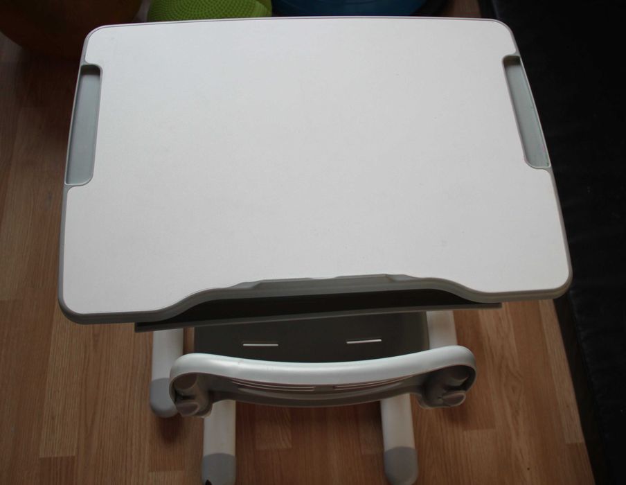 Regulowane biurko z krzesełkiem dla dziecka