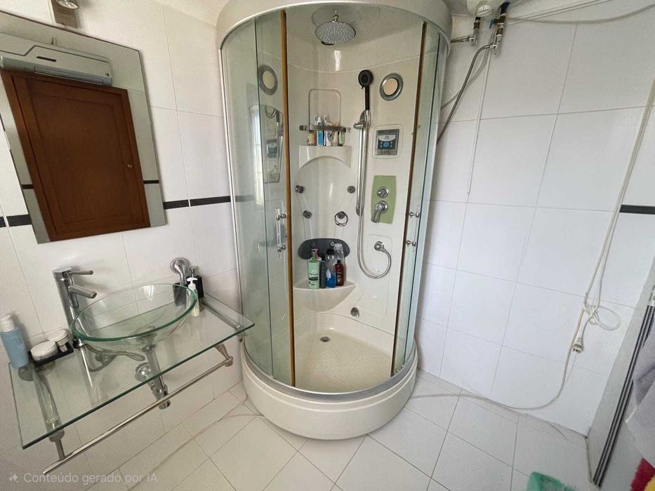 Moradia T3  em Vale de Milhaços, Corroios, com garagem