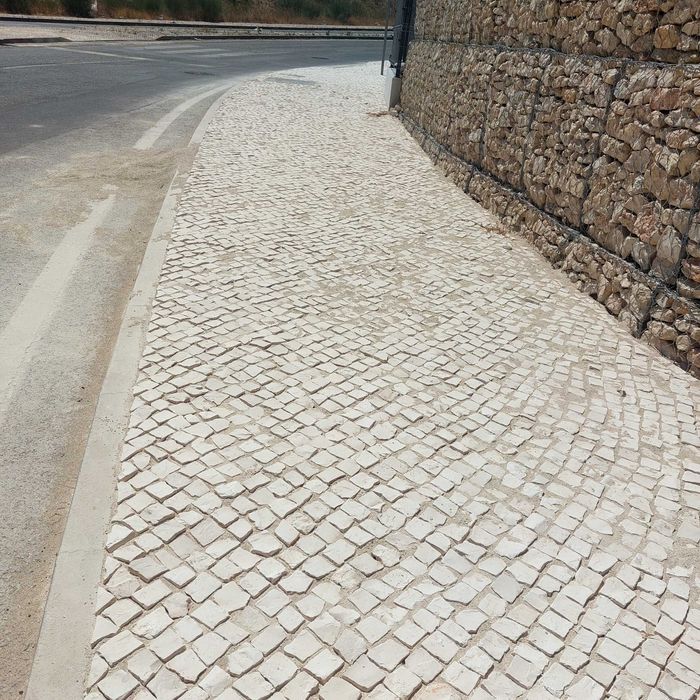 Pavê calçada lancil lajeta grelha de relvamento