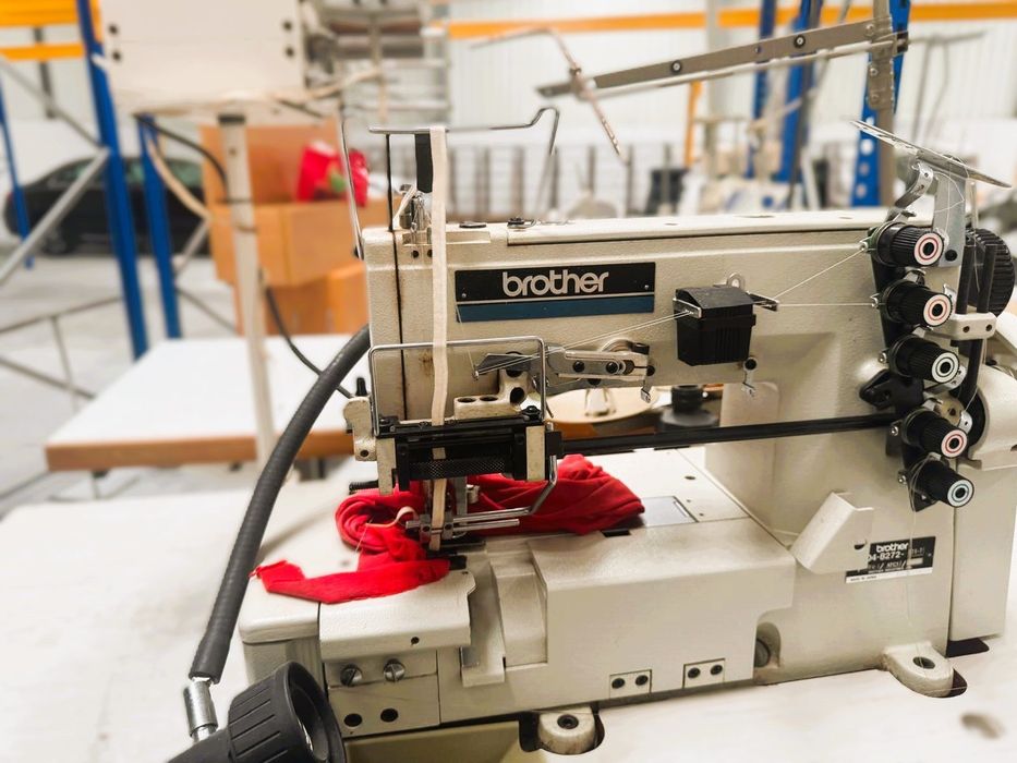 Máquina costura de aplicação para meter elástico nas cuecas