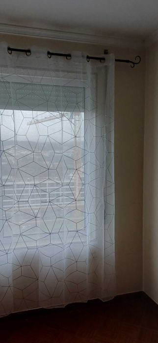 Cortinas brancas com trabalho preto