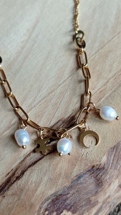 Naszyjnik na łańcuszku ze stali, z perłami i puzlem