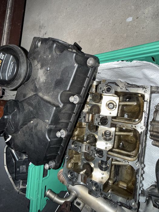 Cabeça de motor e tampa de válvulas