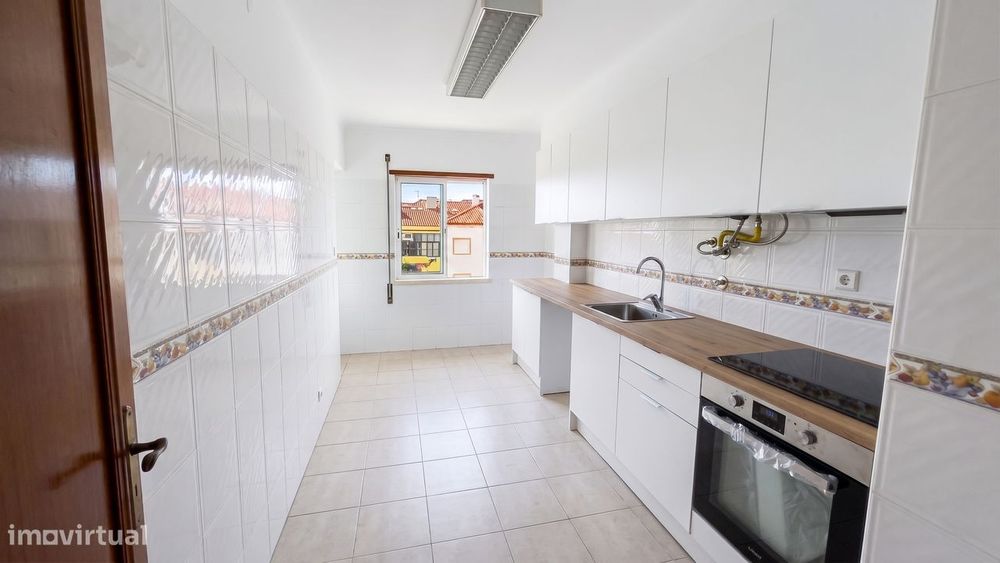 Duplex Semi-Remodelado com Garagem Fechada (196m2)
