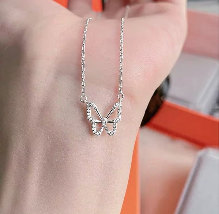 Colar em aço prateado com borboleta novo