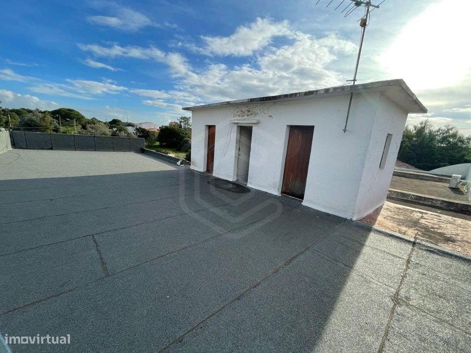 Propriedade de utilização mista, destinada a habitação e comércio, ...