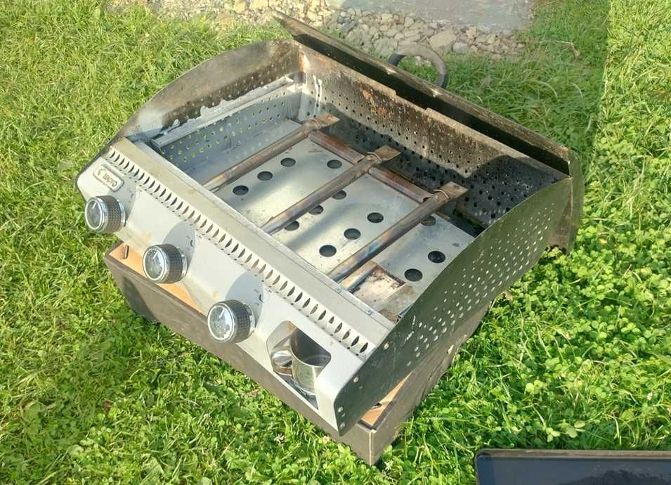 Grill gazowy z dużą płytą na potrawy