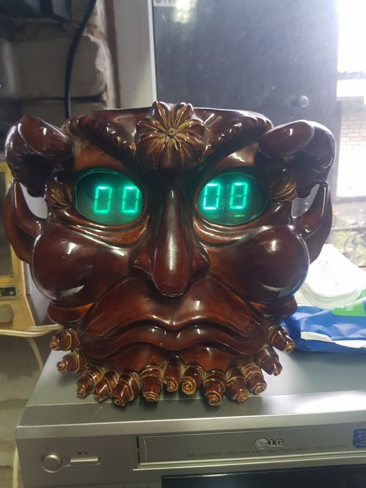 Часы электронные настенные.