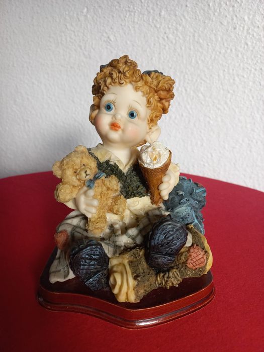 Estatueta menina no pic-nic