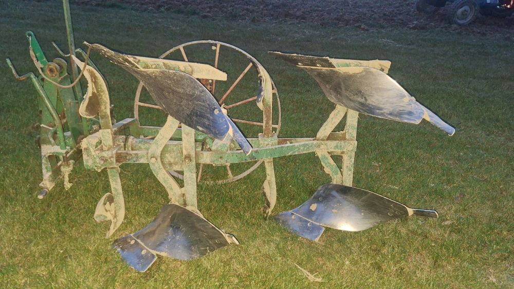 Pług obrotowy dwuskibowy