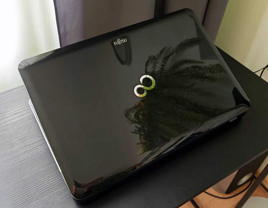 Ноутбук Intel Core i3 /8 DDR3 /128 SSD /320 HDD