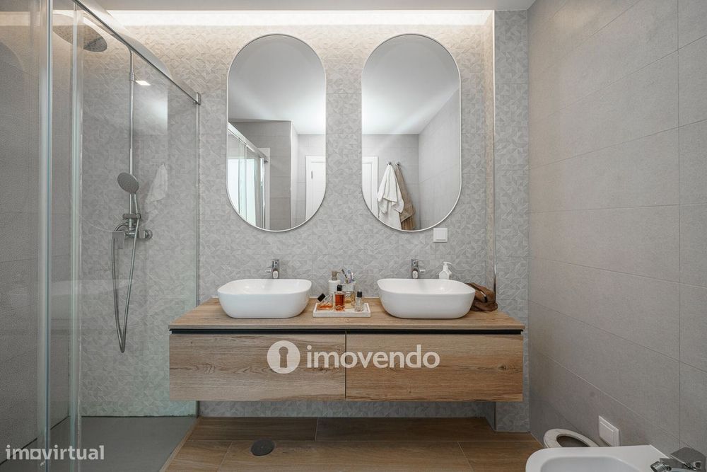 Moradia T3+1 moderna, com piscina e garagem, na Caparica