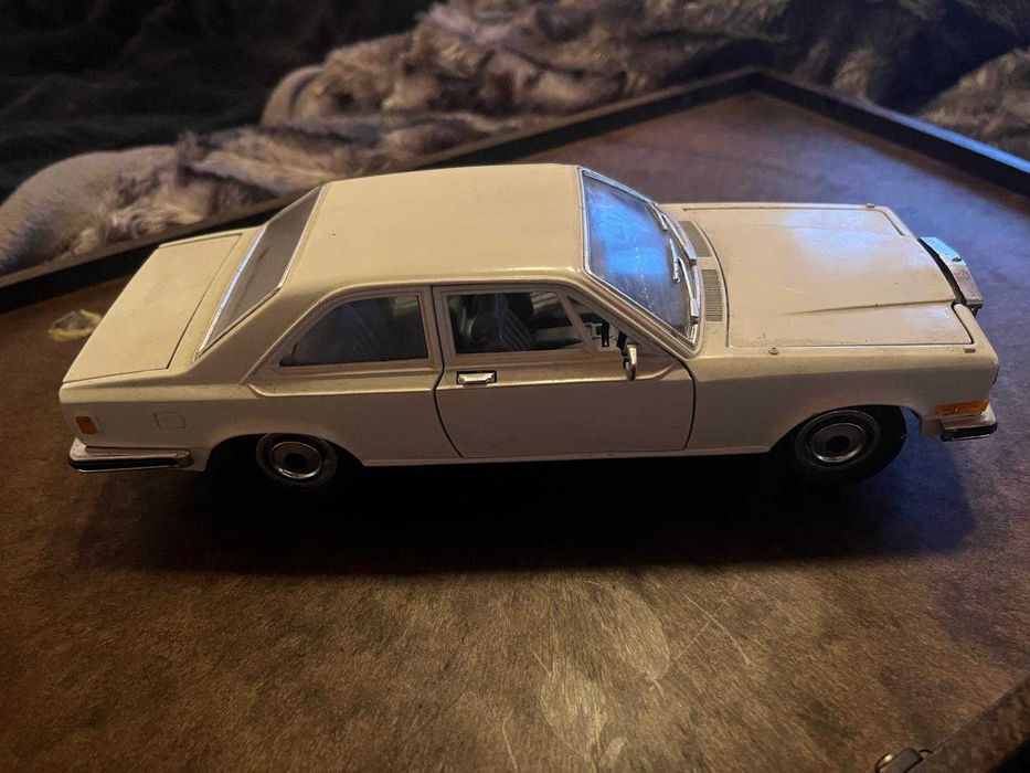 Miniatura 1:18 Rolls-Royce camargue