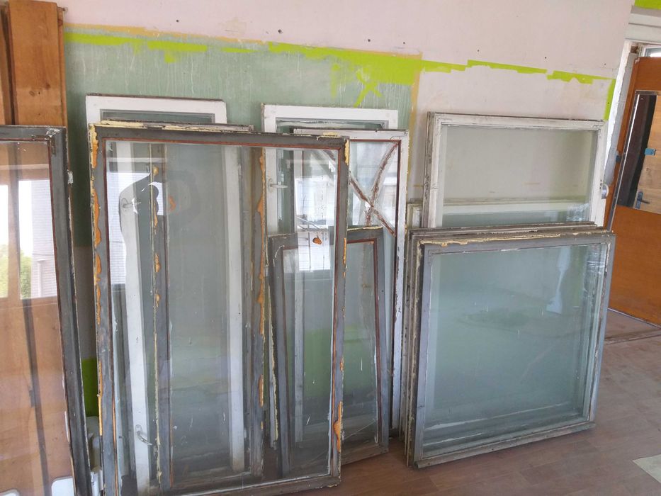 Рамы оконные, деревянные, стекла.